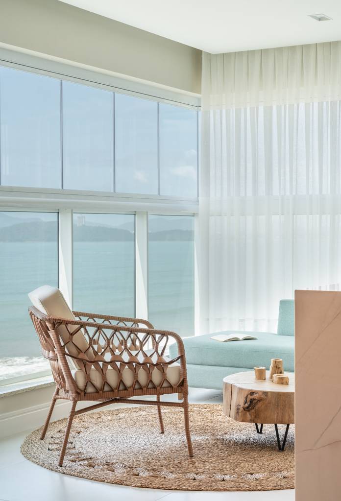 Estilo praiano contemporâneo define apê com revestimentos práticos. Projeto de Paulo Spessatto.