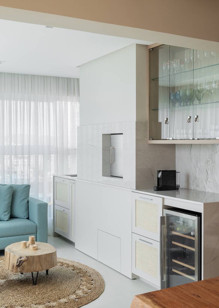 Estilo praiano contemporâneo define apê com revestimentos práticos. Projeto de Paulo Spessatto.