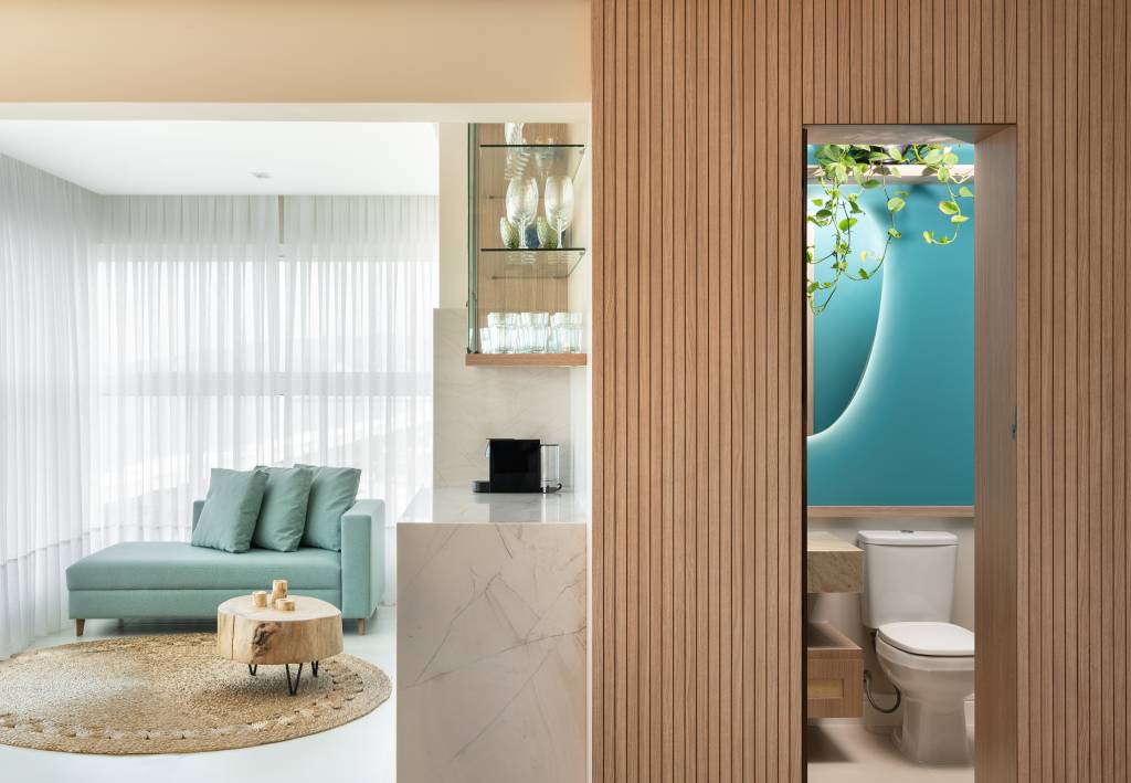 Estilo praiano contemporâneo define apê com revestimentos práticos. Projeto de Paulo Spessatto.