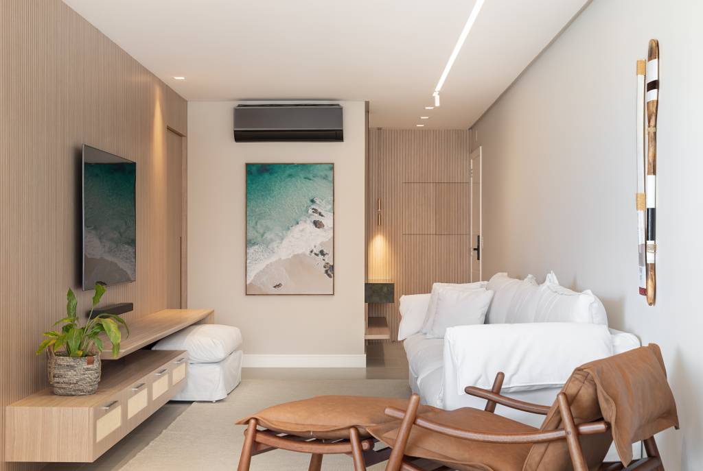 Estilo praiano contemporâneo define apê com revestimentos práticos. Projeto de Paulo Spessatto.