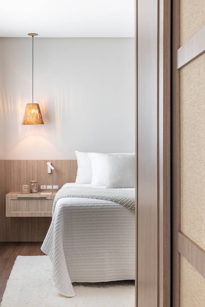 Estilo praiano contemporâneo define apê com revestimentos práticos. Projeto de Paulo Spessatto.