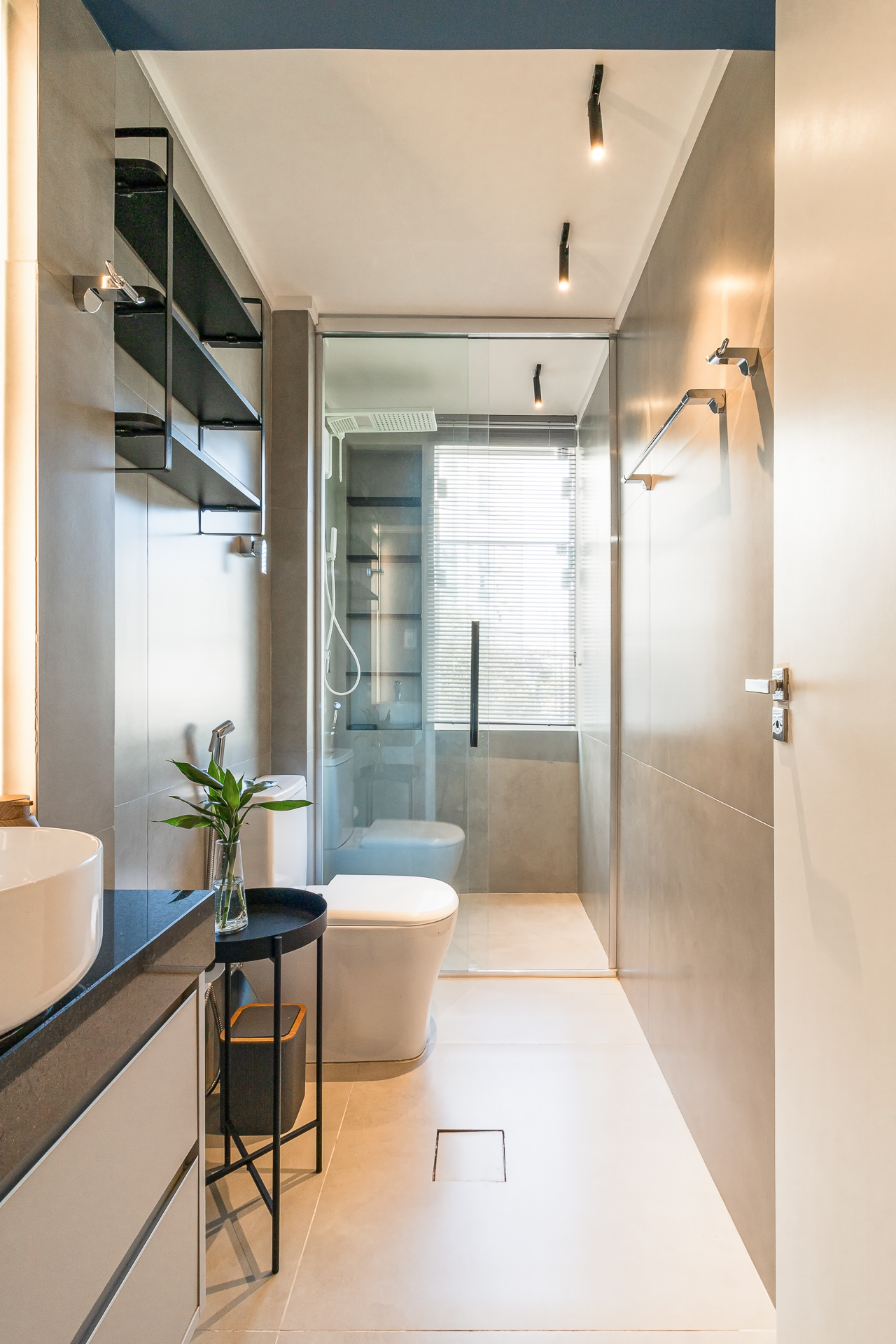 Kitnet de 33m² ganha área de serviço e cozinha integrada à sala após reforma. Projeto de Bimá Arquitetura. Banheiro.