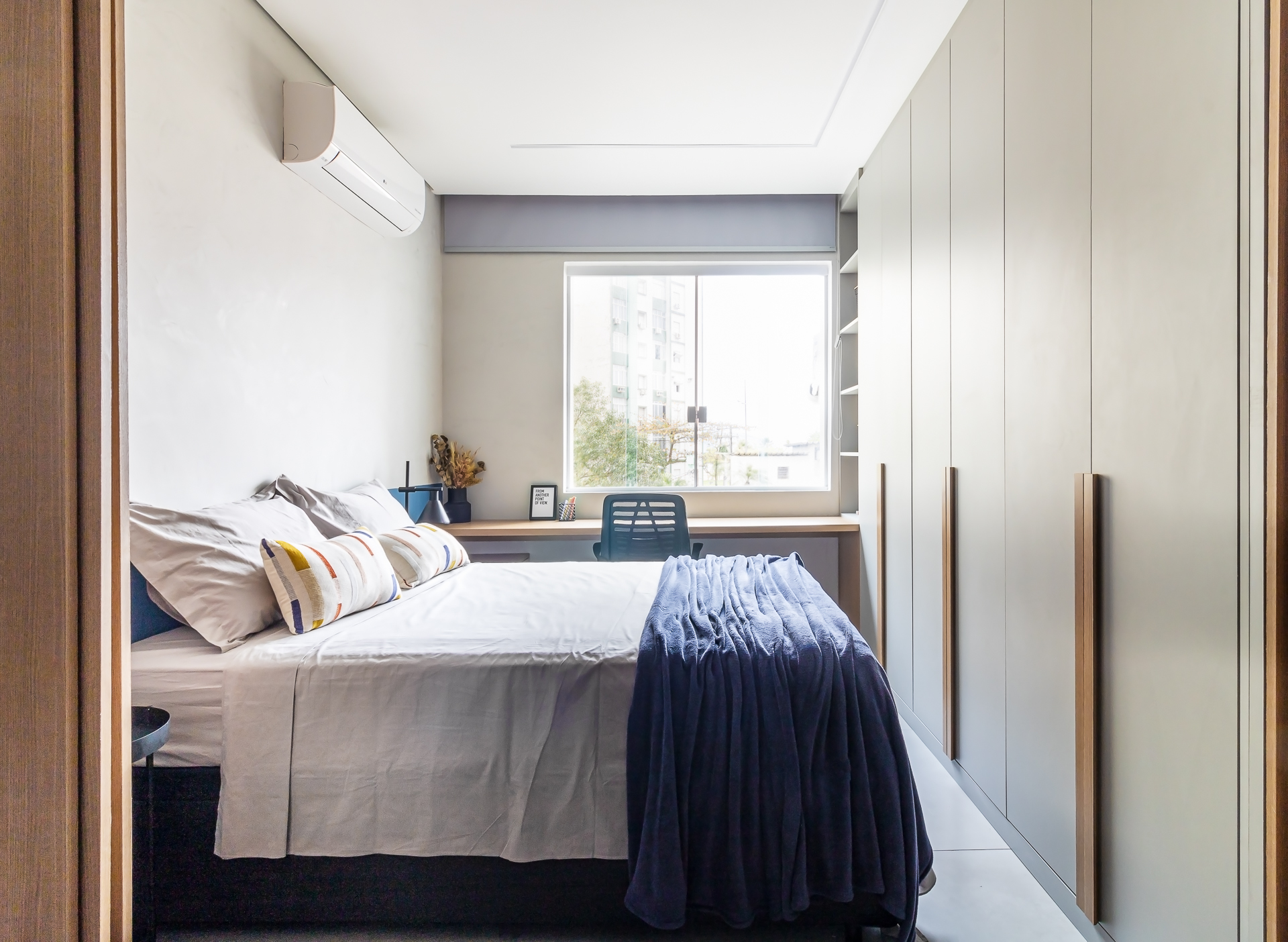 Kitnet de 33m² ganha área de serviço e cozinha integrada à sala após reforma. Projeto de Bimá Arquitetura. Quarto.