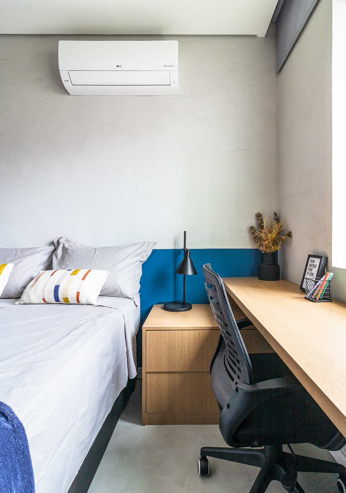 Kitnet de 33m² ganha área de serviço e cozinha integrada à sala após reforma. Projeto de Bimá Arquitetura. Quarto com escrivaninha/home office.