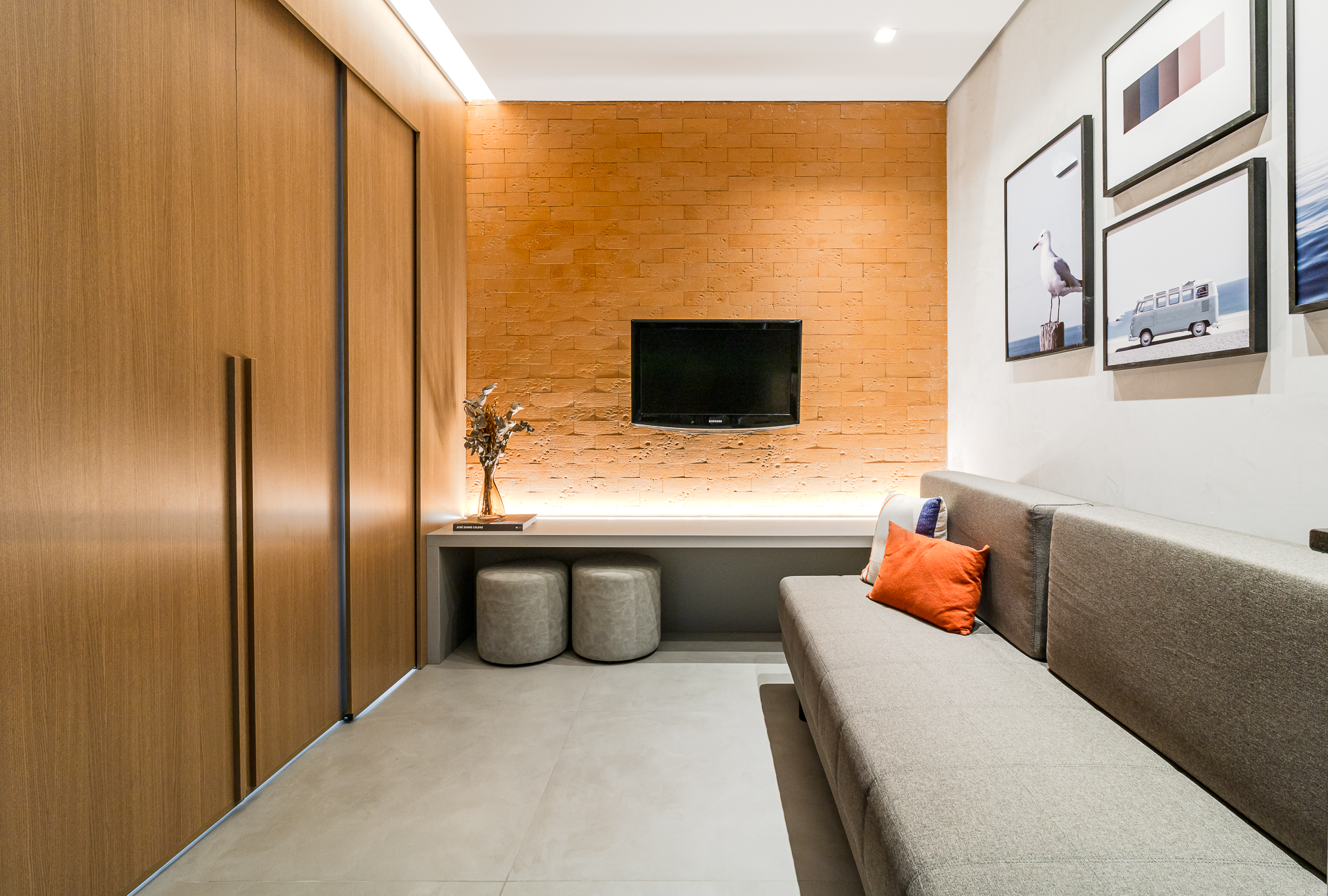 Kitnet de 33m² ganha área de serviço e cozinha integrada à sala após reforma. Projeto de Bimá Arquitetura. Sala de estar.