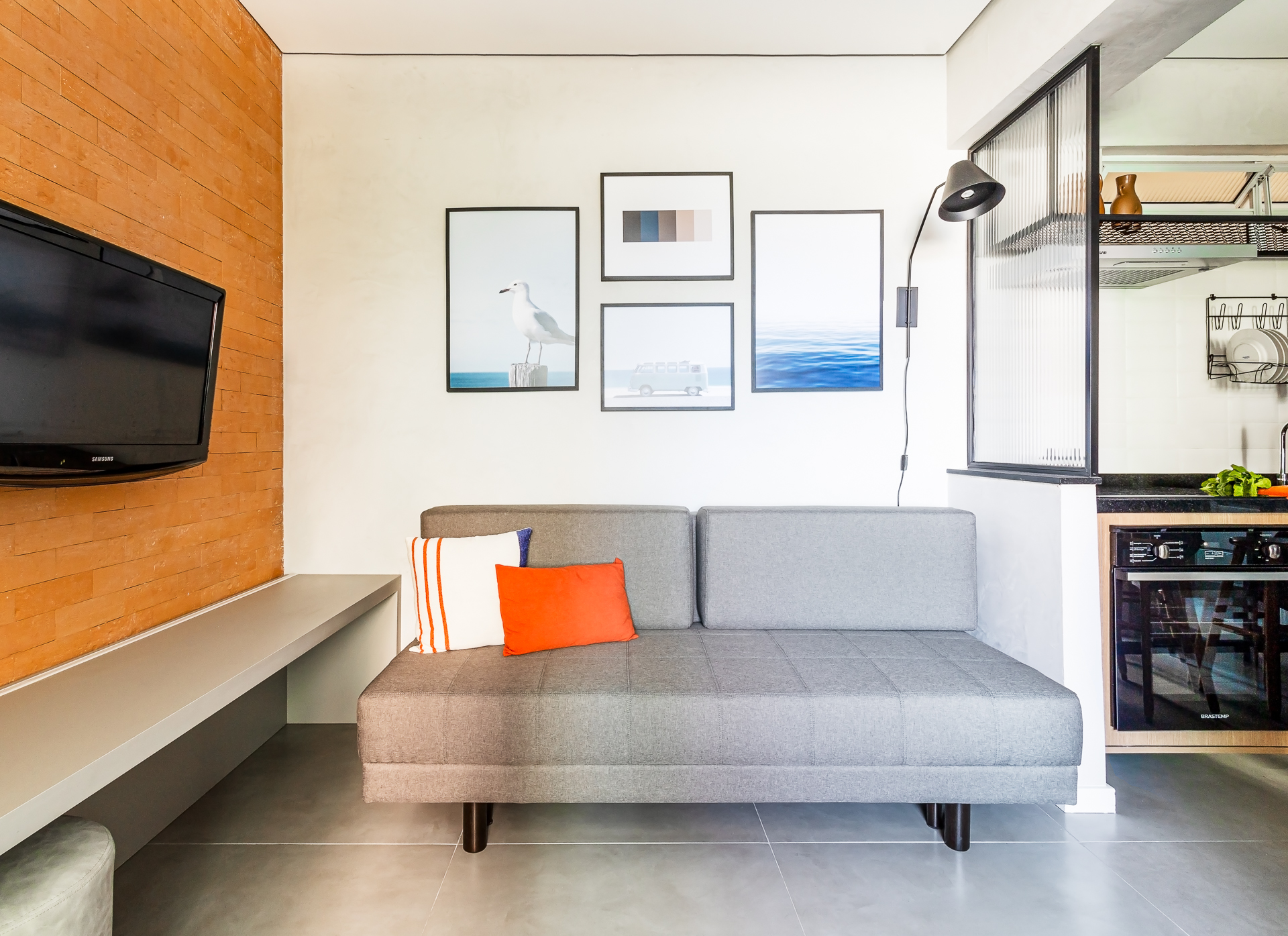 Kitnet de 33m² ganha área de serviço e cozinha integrada à sala após reforma. Projeto de Bimá Arquitetura. Sala.