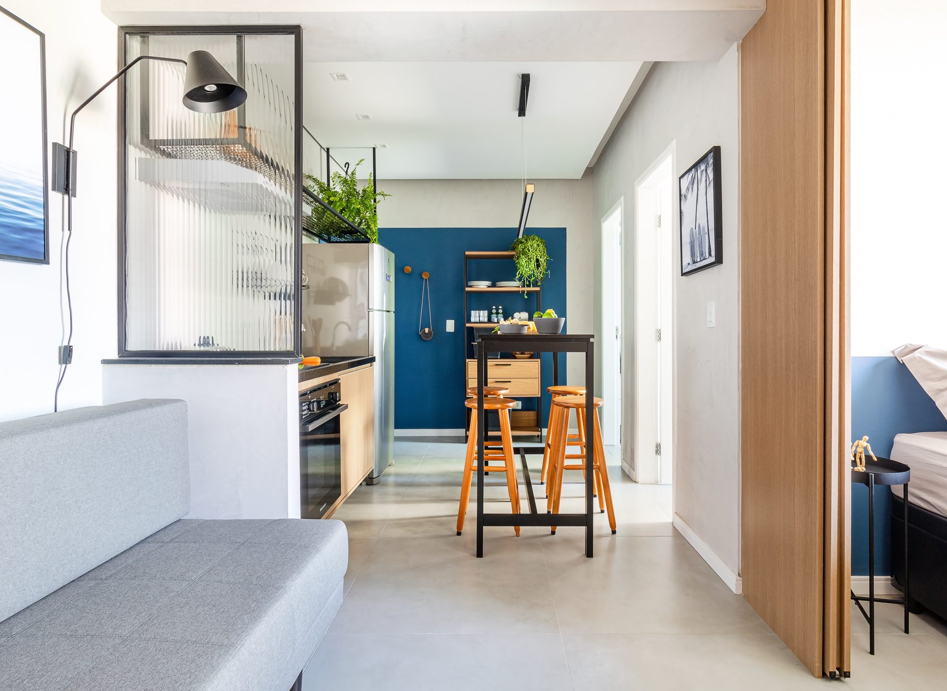 Kitnet de 33m² ganha área de serviço e cozinha integrada à sala após reforma. Projeto de Bimá Arquitetura. Sala integrada à cozinha.