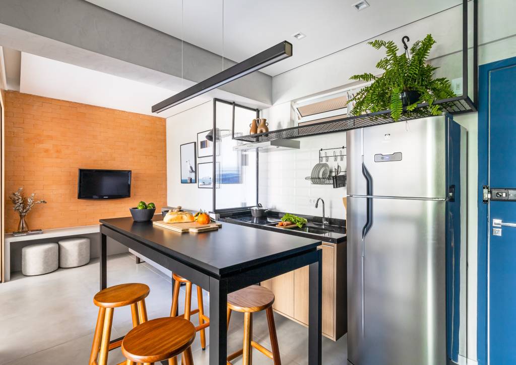 Kitnet de 33m² ganha área de serviço e cozinha integrada à sala após reforma