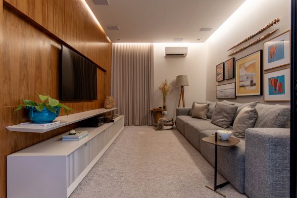 Mesas de centro no centro! Veja projetos modernos com mesas de todos os tipos:. Projeto de Paiva e Passarini Arquitetura e Design.