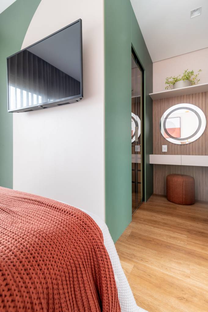 Parede em frente à cama: 4 jeitos criativos para aproveitar esse espaço do quarto. Projeto de Mari Milani.