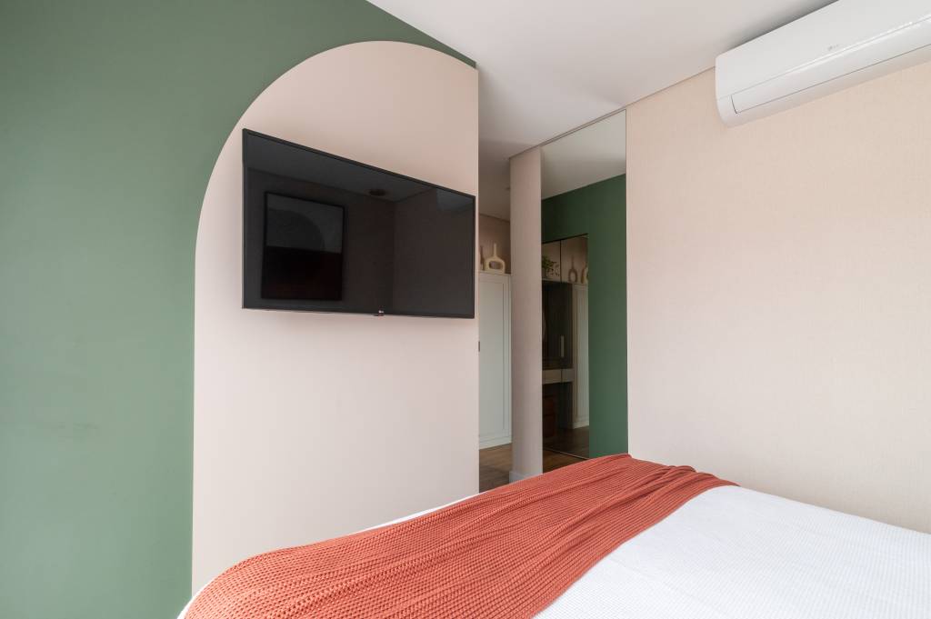 Parede em frente à cama: 4 jeitos criativos para aproveitar esse espaço do quarto. Projeto de Mari Milani.