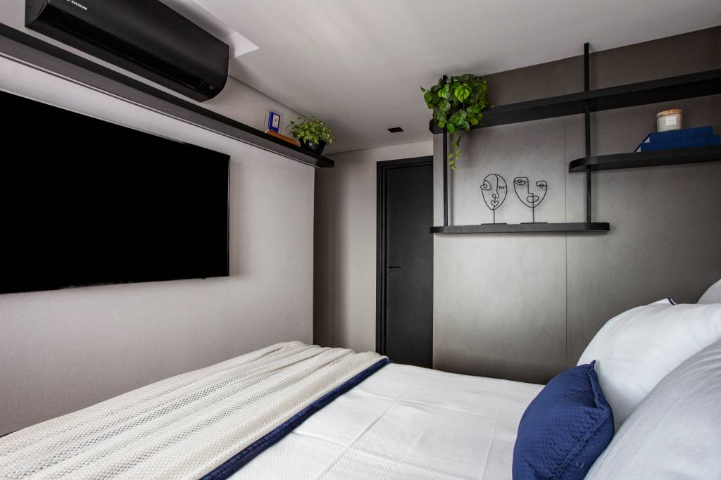 Parede em frente à cama: 4 jeitos criativos para aproveitar esse espaço do quarto. Projeto de Mari Milani.