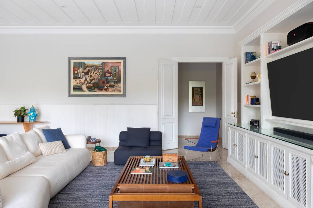 Projeto de reforma de casa de 1.200 m² em São Paulo com curadoria de obras de arte de peças de design assinado. Projeto do Beta Arquitetura e Rodolfo Consoli