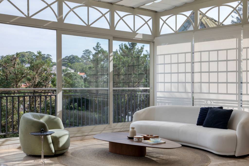 Projeto de reforma de casa de 1.200 m² em São Paulo com curadoria de obras de arte de peças de design assinado. Projeto do Beta Arquitetura e Rodolfo Consoli