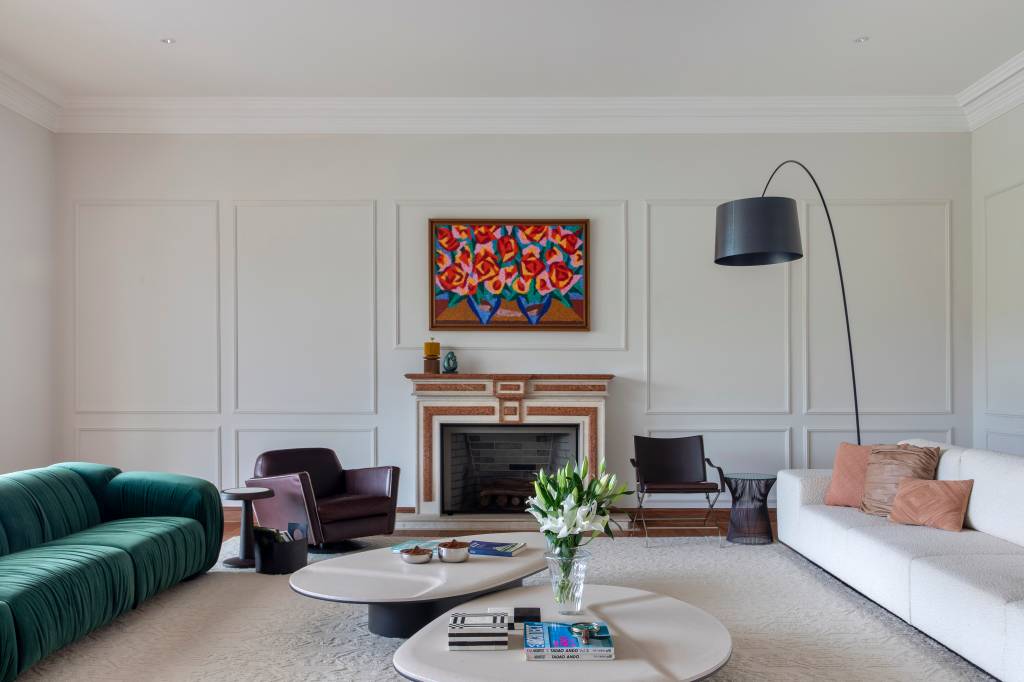 Projeto de reforma de casa de 1.200 m² em São Paulo com curadoria de obras de arte de peças de design assinado. Projeto do Beta Arquitetura e Rodolfo Consoli