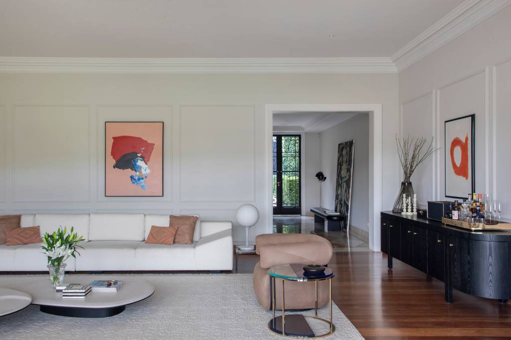 Projeto de reforma de casa de 1.200 m² em São Paulo com curadoria de obras de arte de peças de design assinado. Projeto do Beta Arquitetura e Rodolfo Consoli