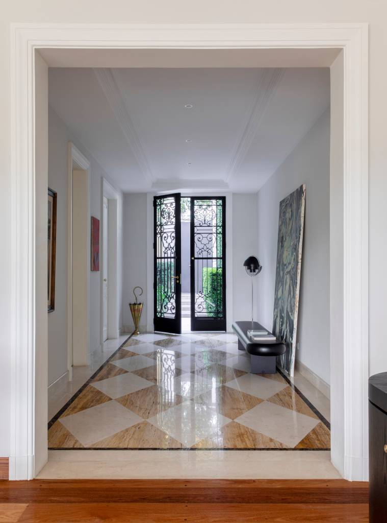 Projeto de reforma de casa de 1.200 m² em São Paulo com curadoria de obras de arte de peças de design assinado. Projeto do Beta Arquitetura e Rodolfo Consoli