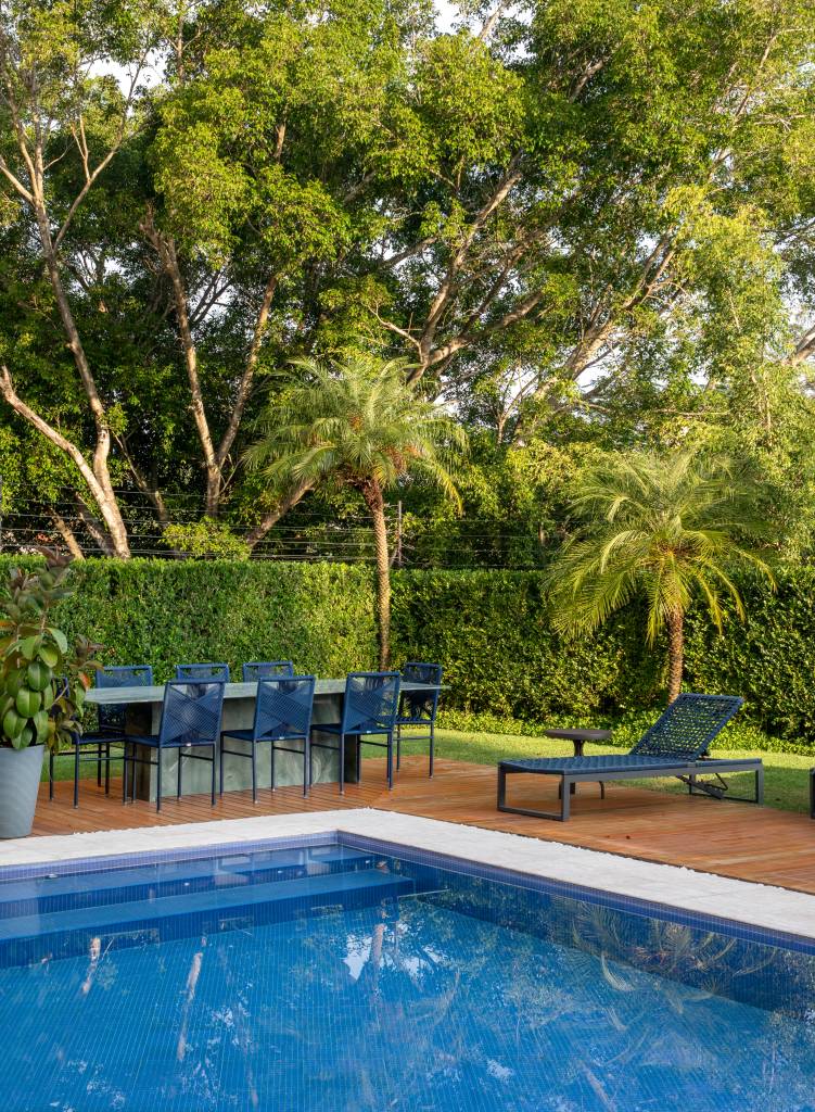 Projeto de reforma de casa de 1.200 m² em São Paulo com curadoria de obras de arte de peças de design assinado. Projeto do Beta Arquitetura e Rodolfo Consoli