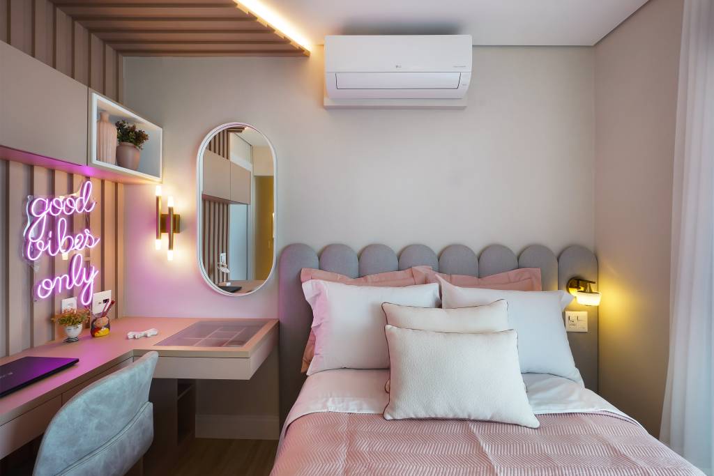 Projeto de reforma transforma cobertura de 265 m² em oásis urbano com varanda com deck de madeira e banheira. Projeto de Rosangela Pena