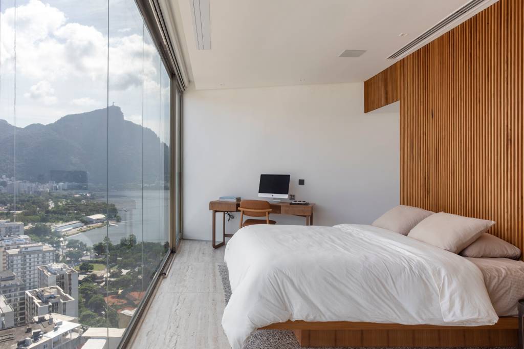 Projeto transforma unidades duplex em triplex com vista 180º para a orla do Rio de Janeiro. Projeto House in Rio Projetos