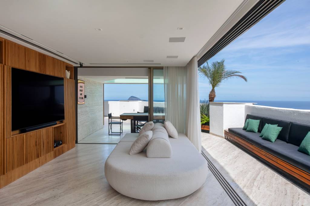 Projeto transforma unidades duplex em triplex com vista 180º para a orla do Rio de Janeiro. Projeto House in Rio Projetos