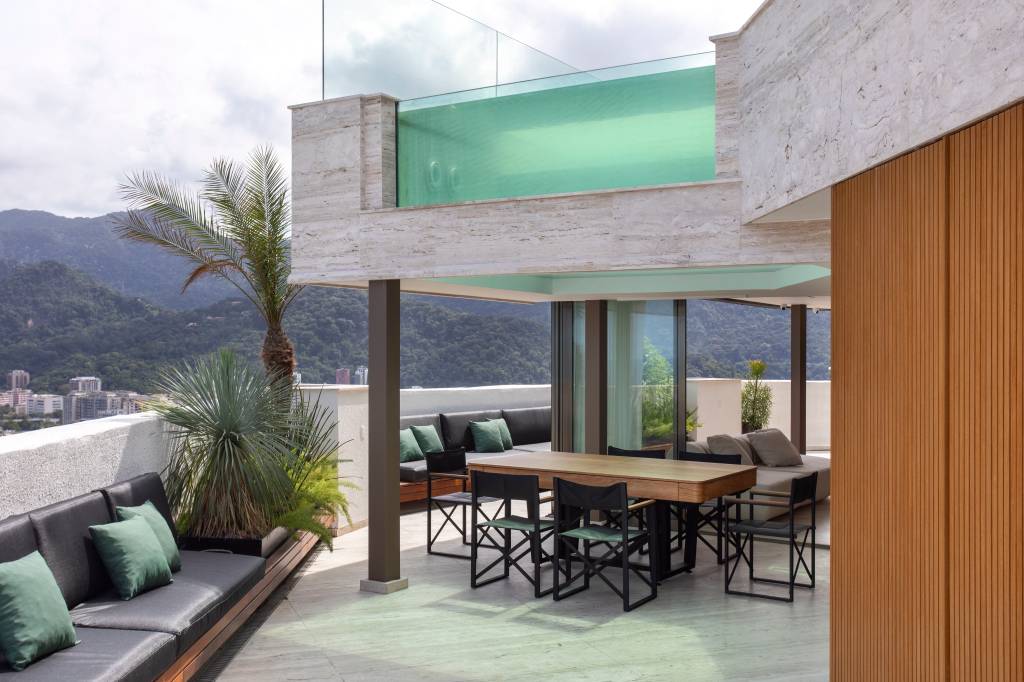 Projeto transforma unidades duplex em triplex com vista 180º para a orla do Rio de Janeiro. Projeto House in Rio Projetos