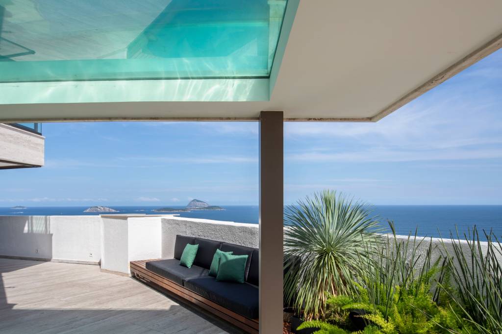 Projeto transforma unidades duplex em triplex com vista 180º para a orla do Rio de Janeiro. Projeto House in Rio Projetos