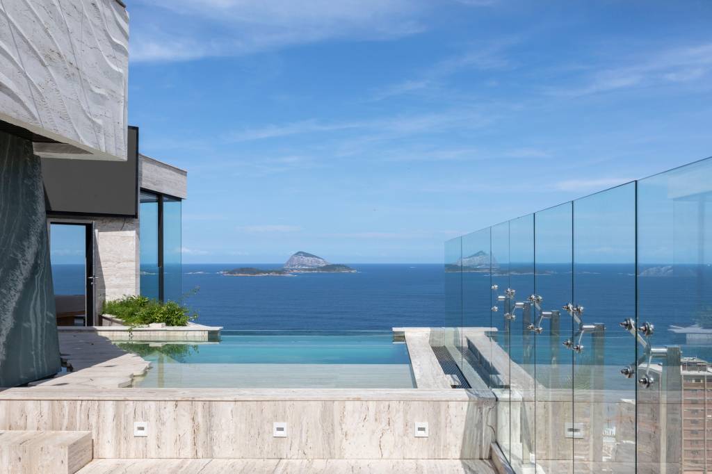 Projeto transforma unidades duplex em triplex com vista 180º para a orla do Rio de Janeiro. Projeto House in Rio Projetos