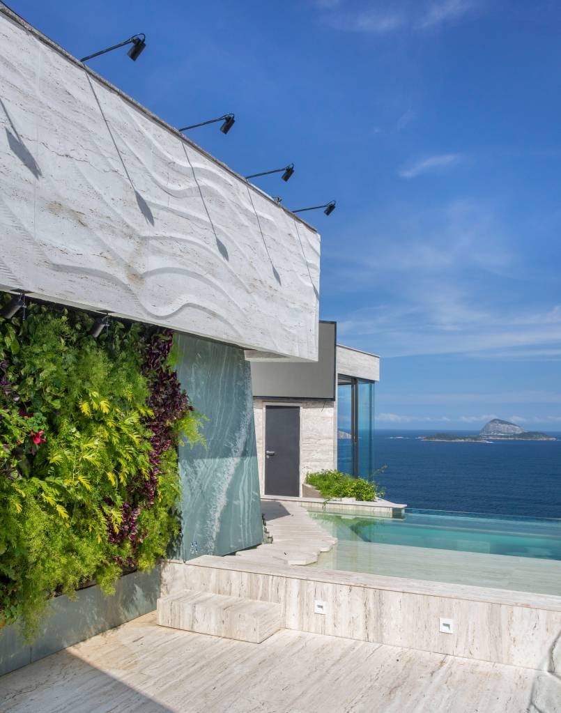 Projeto transforma unidades duplex em triplex com vista 180º para a orla do Rio de Janeiro. Projeto House in Rio Projetos