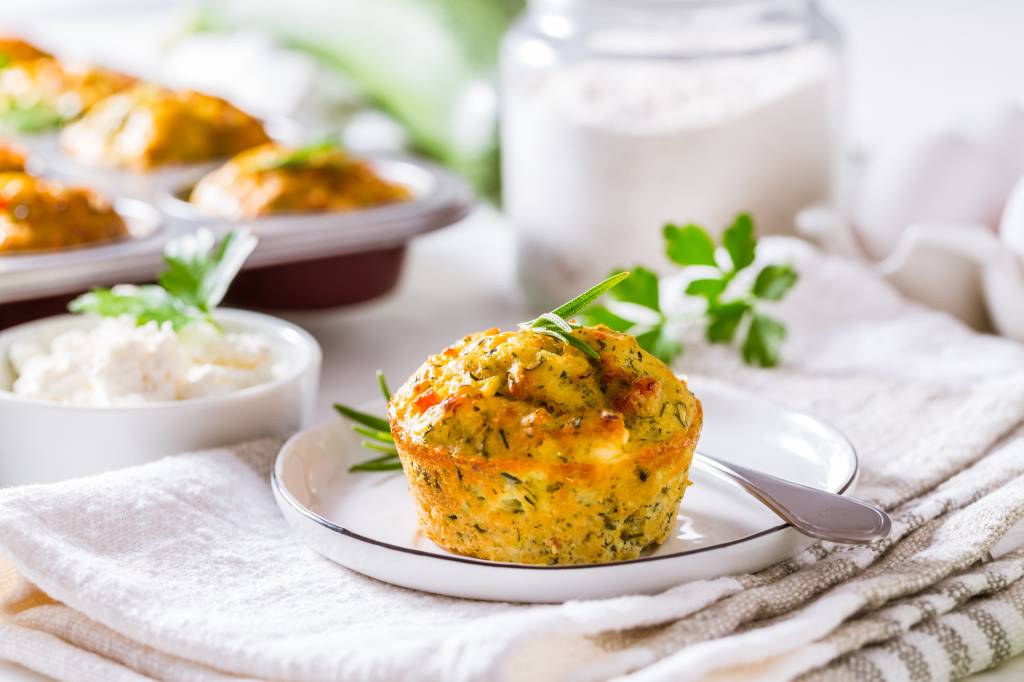 Receita de lanche fácil e saudável: muffin de legumes sem glúten
