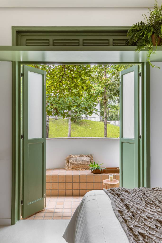 Reforma amplia sensação de espaço em apê de 36 m² com paleta verde e branca. Projeto Sensum Arquitetura