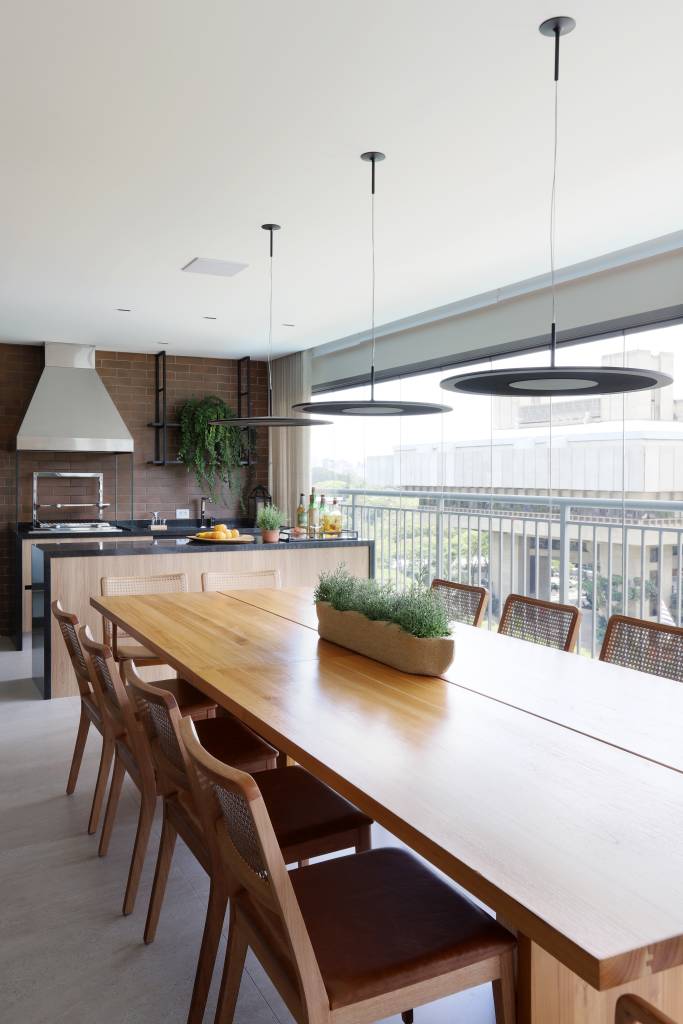 Reforma de apartamento reforça a integração dos espaços para a família. Projeto Marí Aní Oglouyan