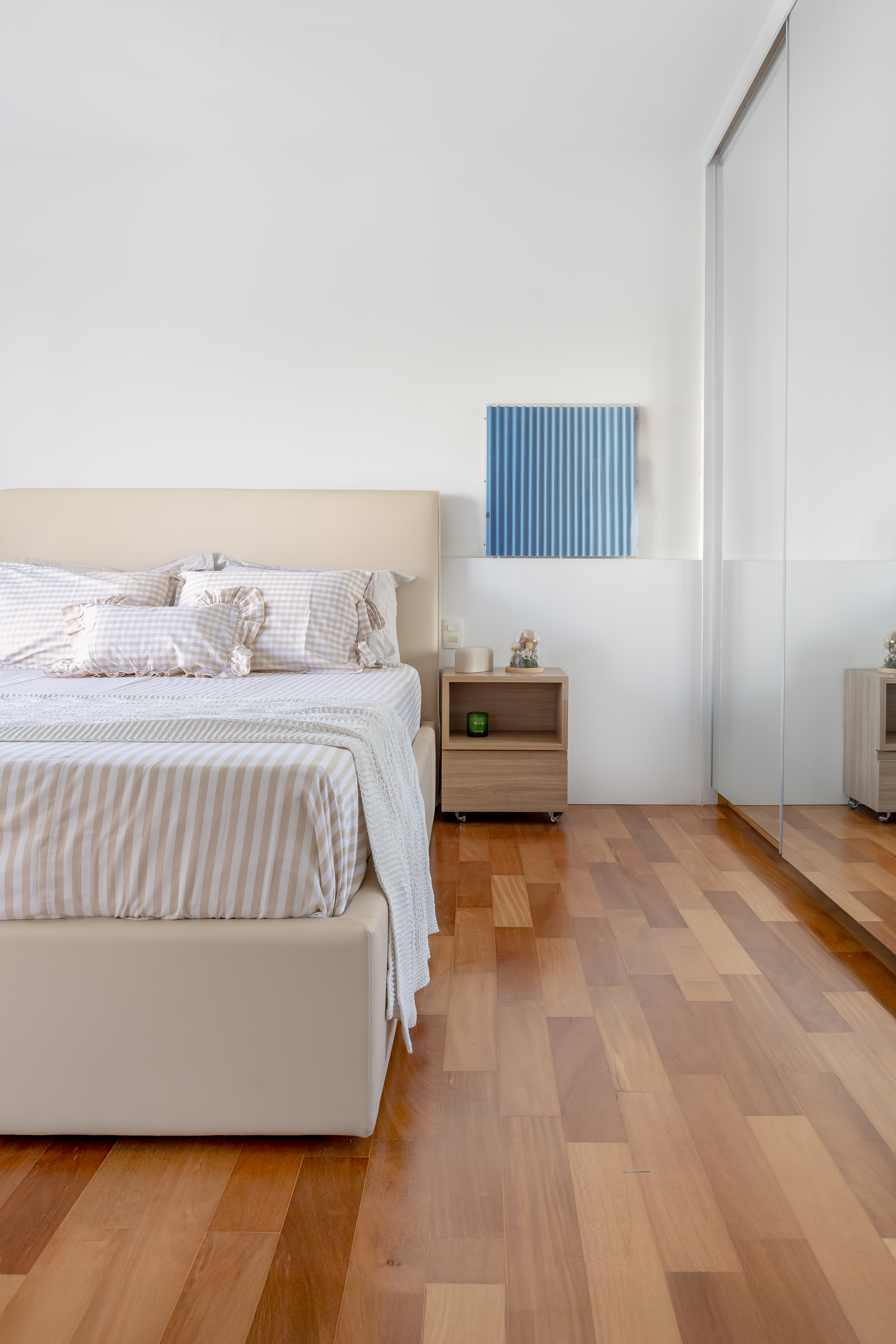 Reforma de apê usa piso e marcenaria originais para destacar revestimentos e pontos de cor. Projeto de Raquel Neves. Quarto.