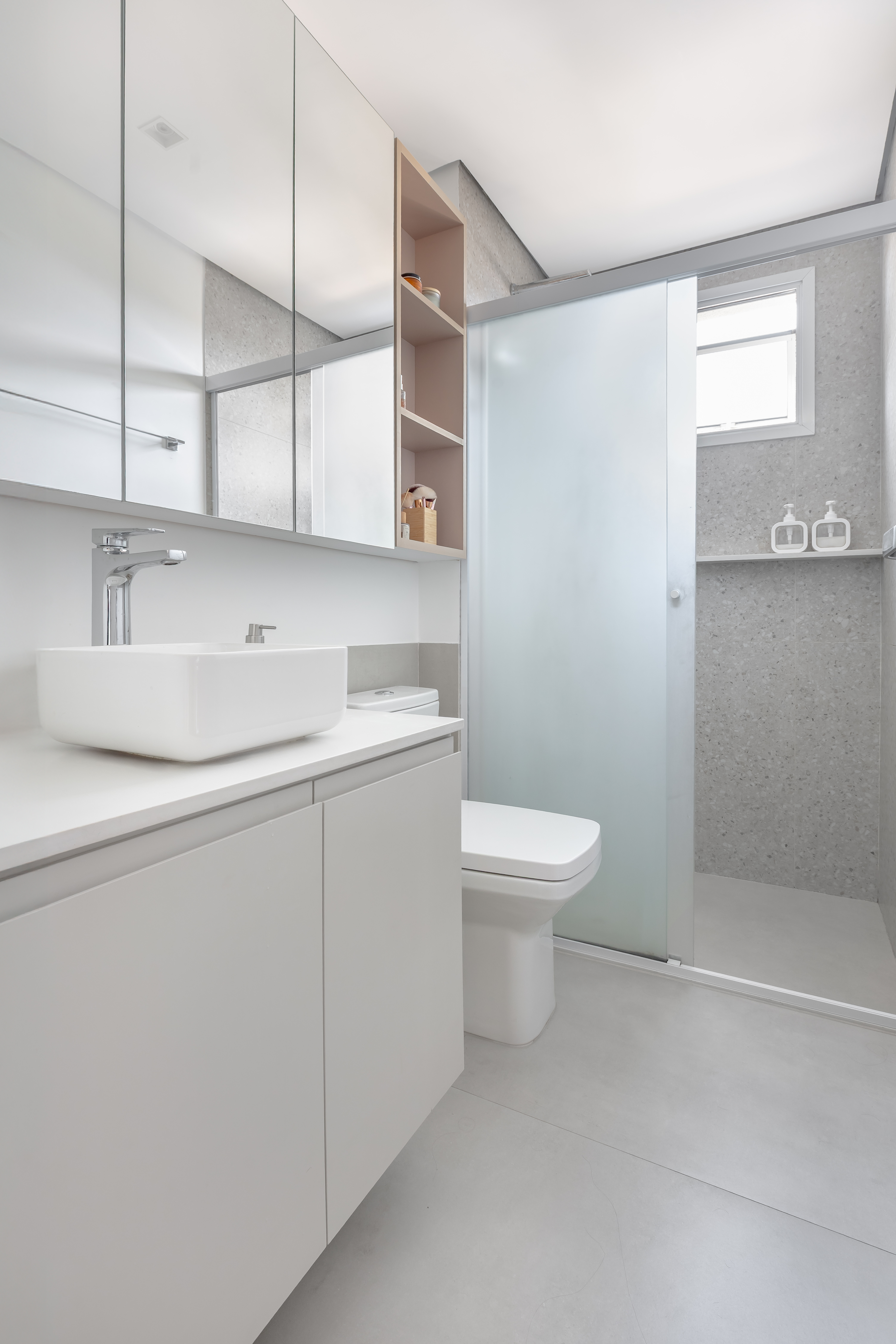 Reforma de apê usa piso e marcenaria originais para destacar revestimentos e pontos de cor. Projeto de Raquel Neves. Banheiro