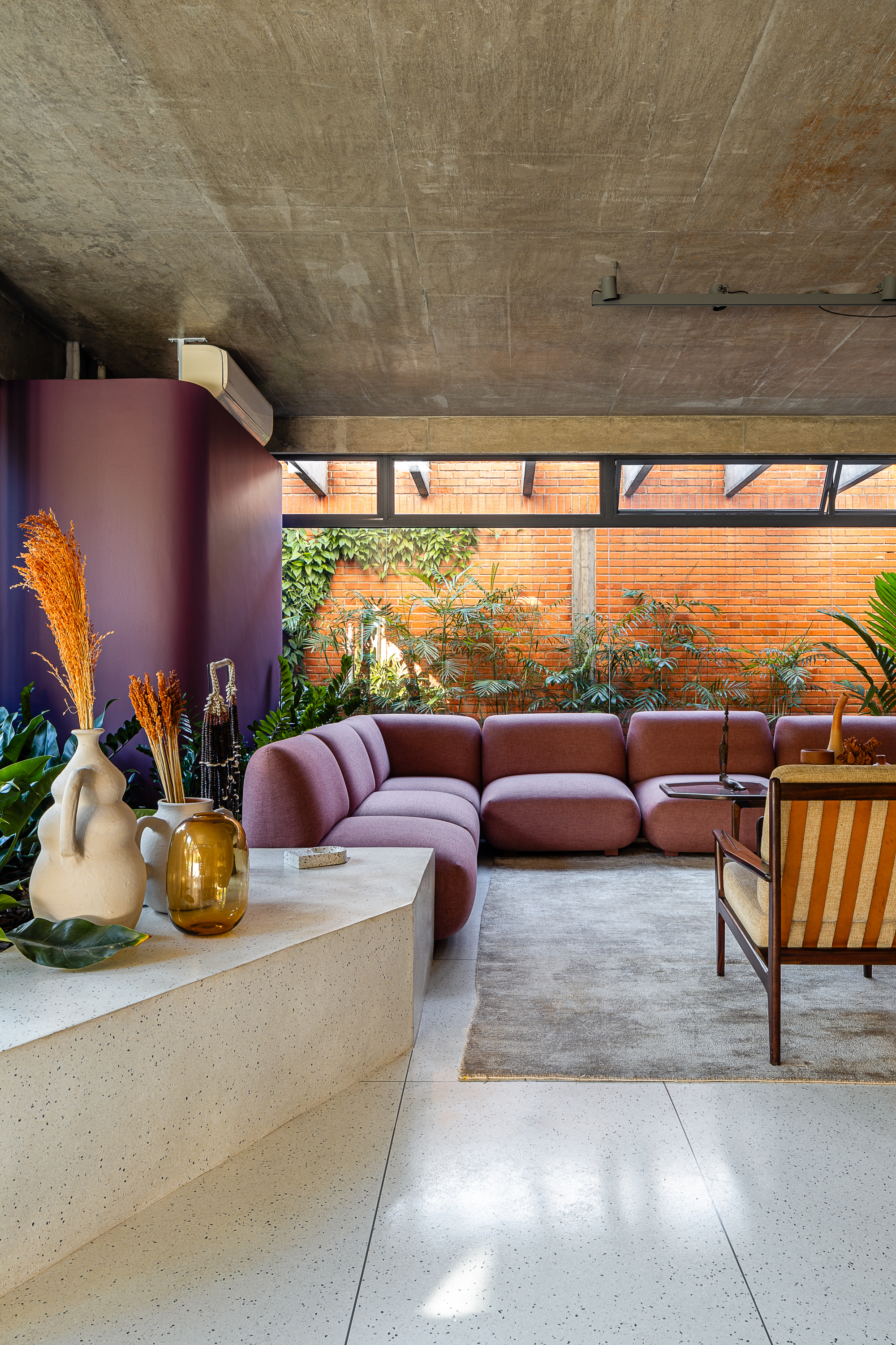 Reforma preserva essência de casa da década de 1970 incorporando soluções contemporâneas. Projeto Península Arquitetura