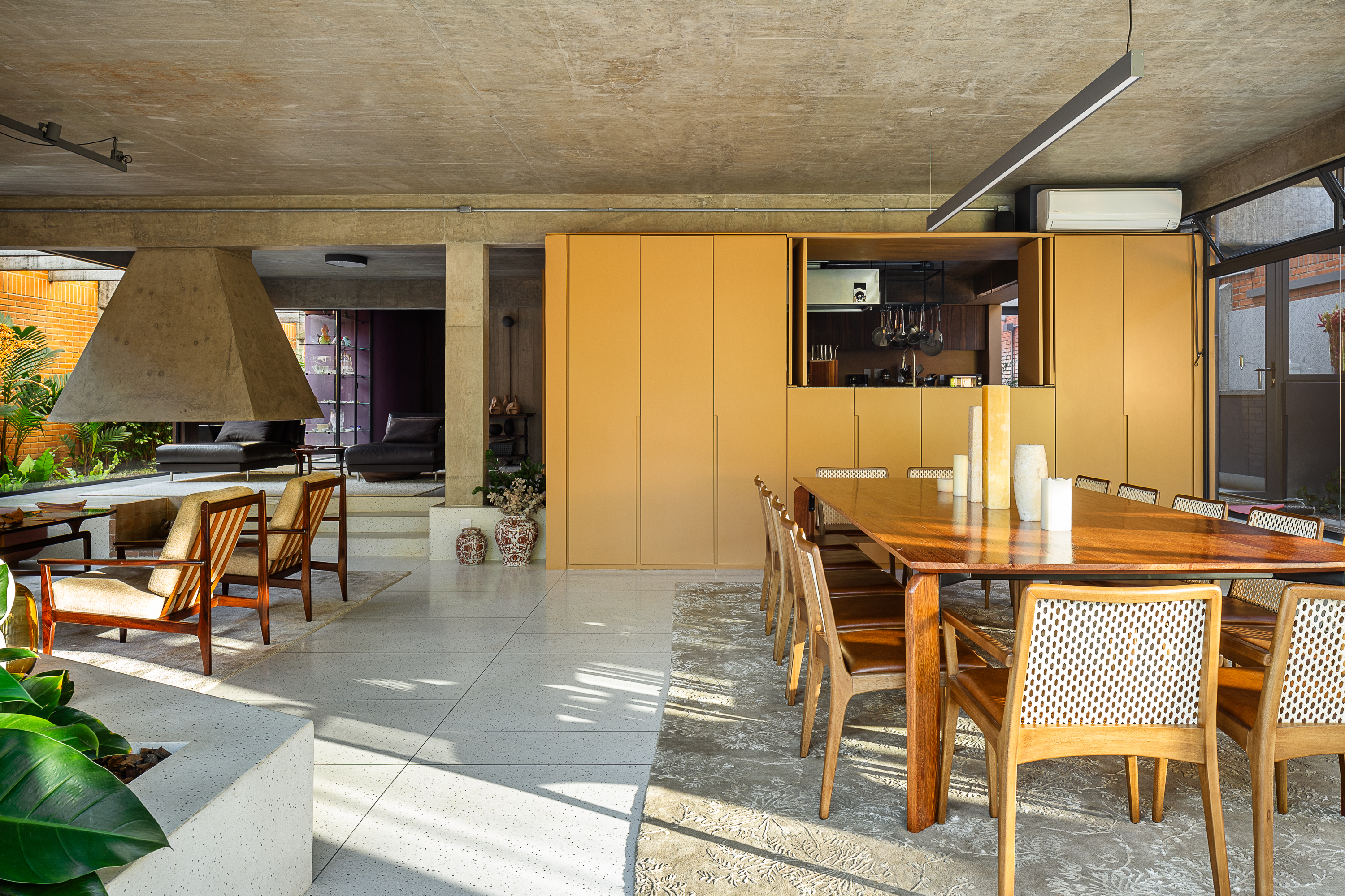 Reforma preserva essência de casa da década de 1970 incorporando soluções contemporâneas. Projeto Península Arquitetura