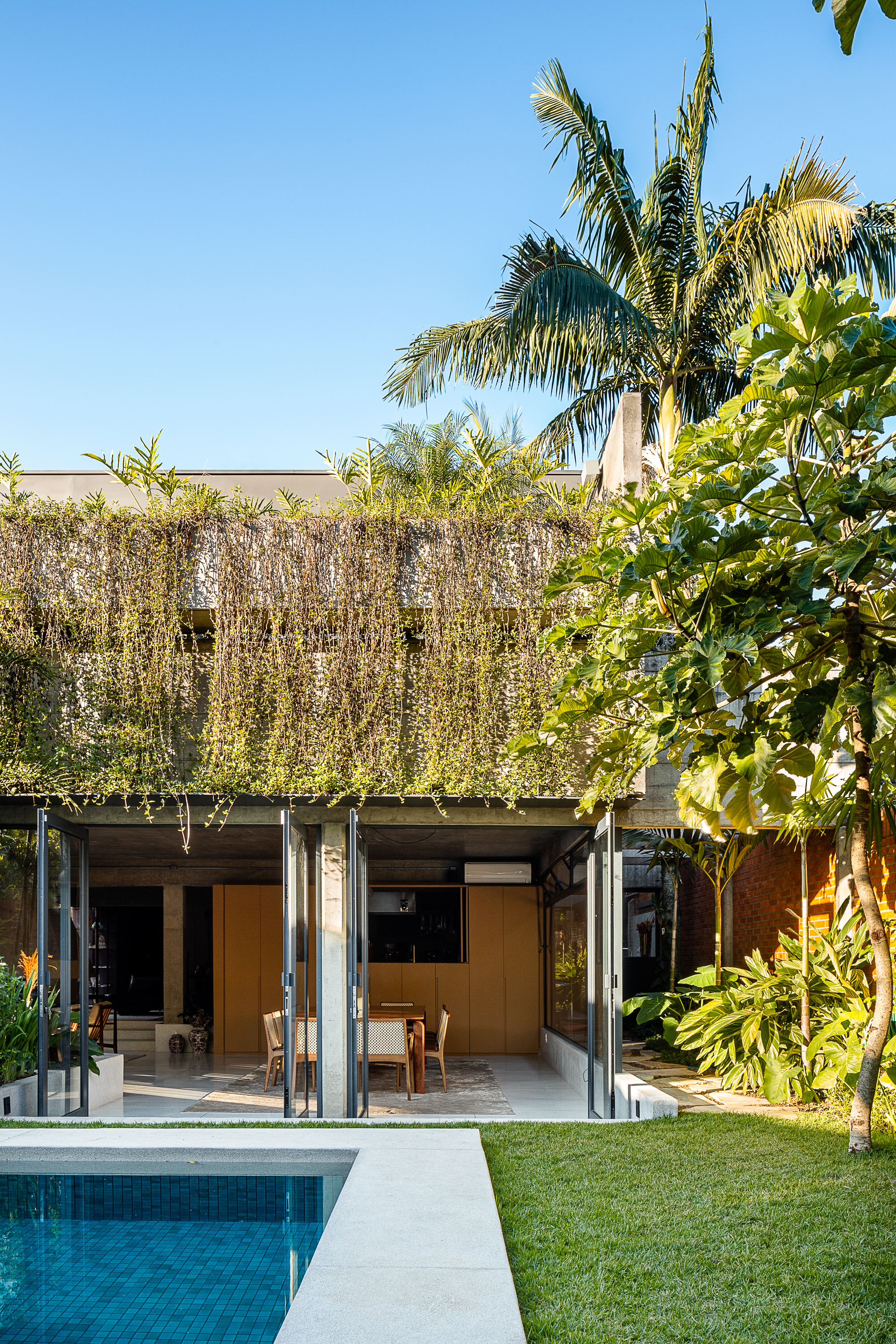 Reforma preserva essência de casa da década de 1970 incorporando soluções contemporâneas. Projeto Península Arquitetura