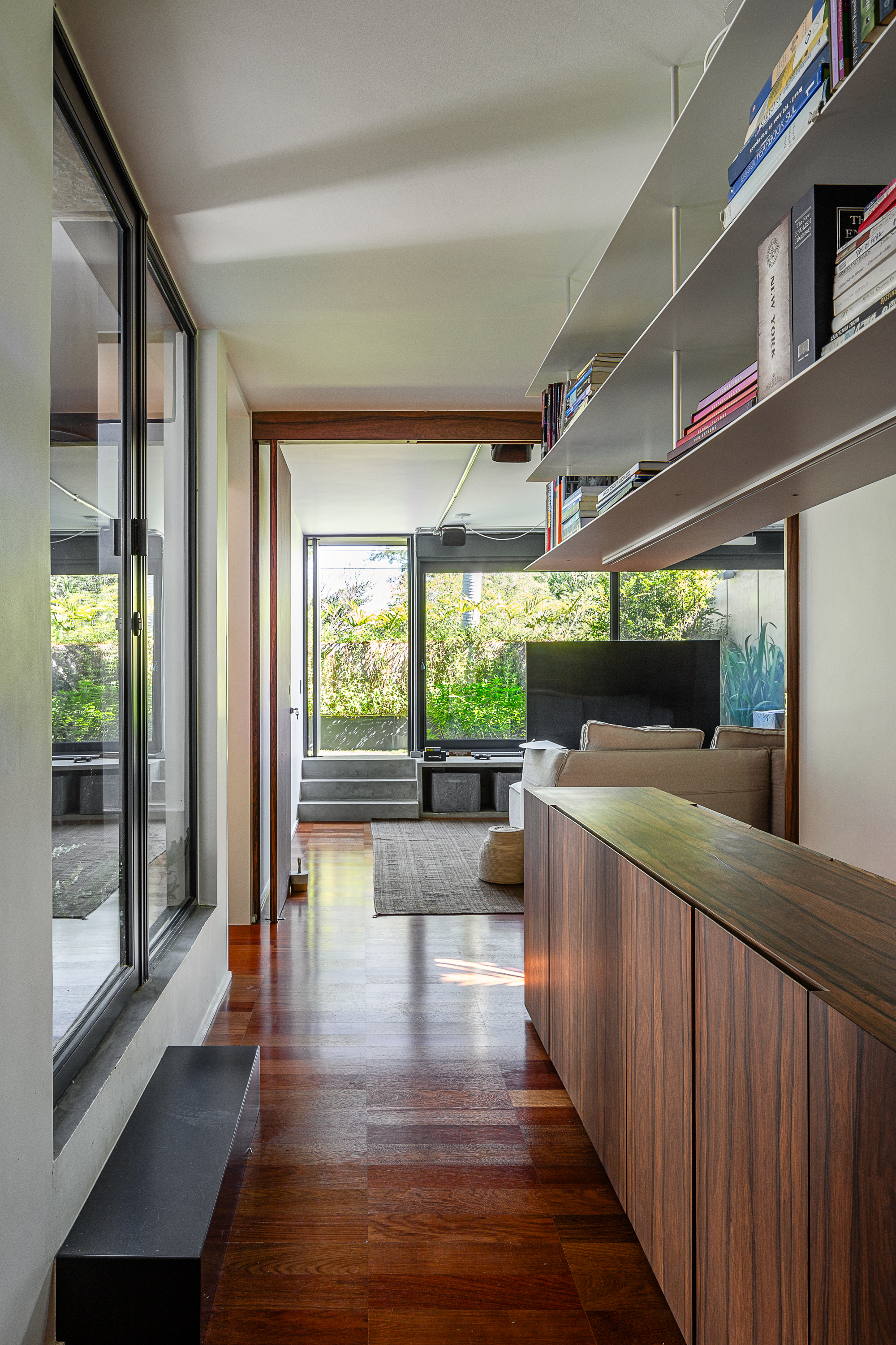 Reforma preserva essência de casa da década de 1970 incorporando soluções contemporâneas. Projeto Península Arquitetura