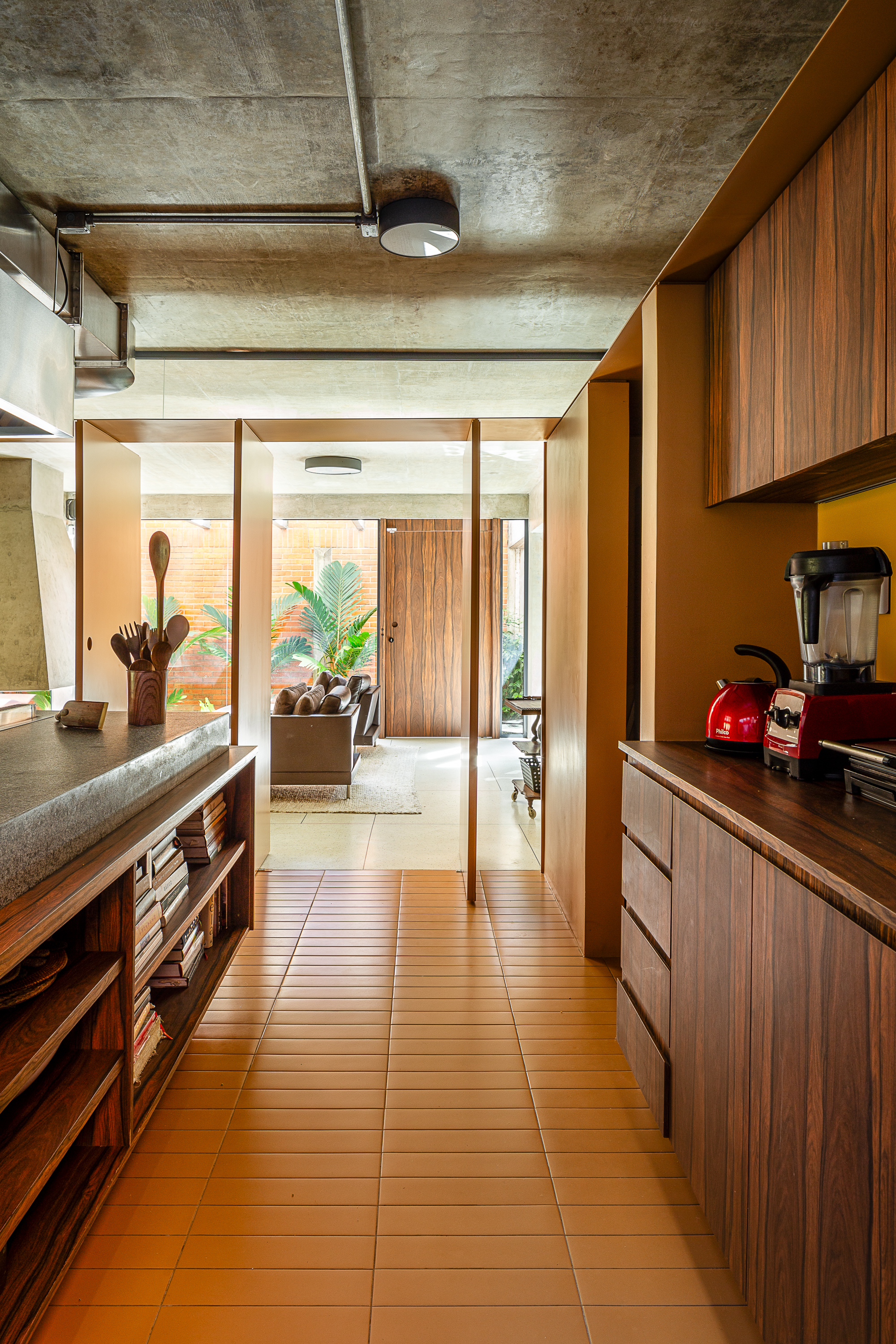 Reforma preserva essência de casa da década de 1970 incorporando soluções contemporâneas. Projeto Península Arquitetura