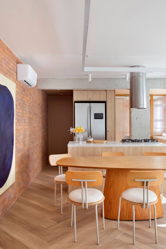 Tons terrosos e terracota aparecem nos revestimentos e piso deste descolado apê. Projeto de SketchLab Arquitetura.