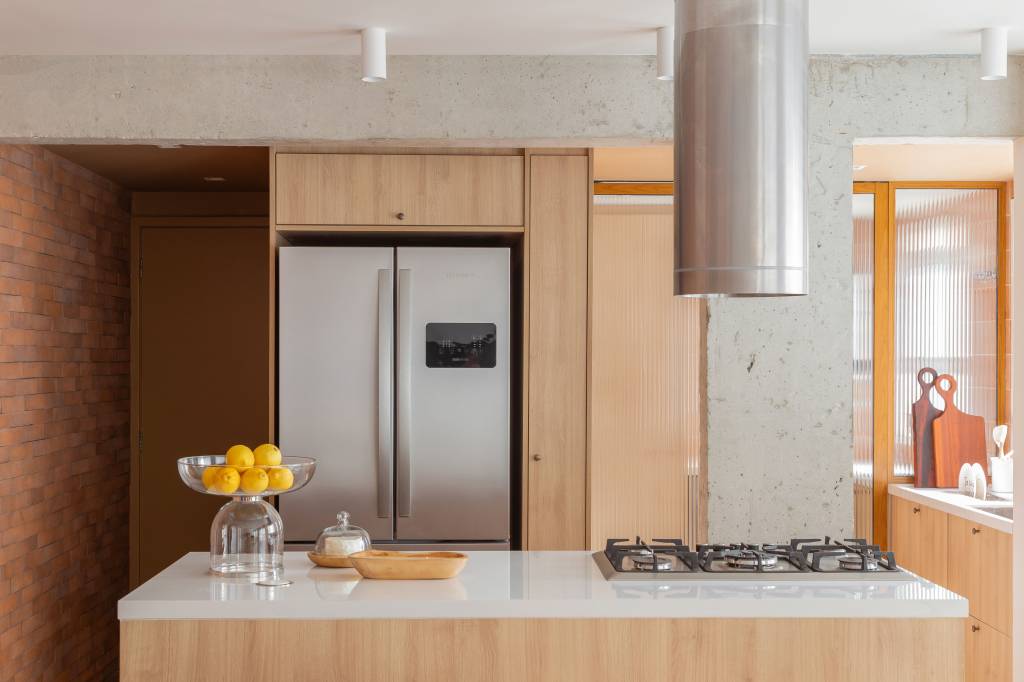 Tons terrosos e terracota aparecem nos revestimentos e piso deste descolado apê. Projeto de SketchLab Arquitetura.