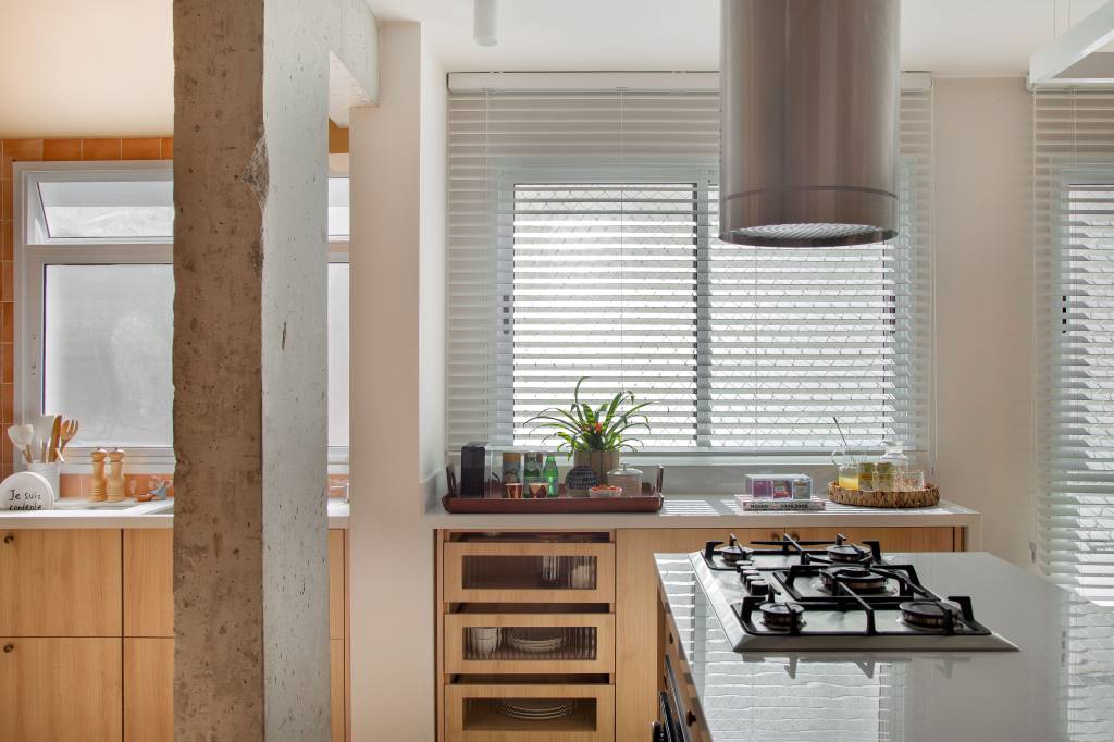 Tons terrosos e terracota aparecem nos revestimentos e piso deste descolado apê. Projeto de SketchLab Arquitetura.