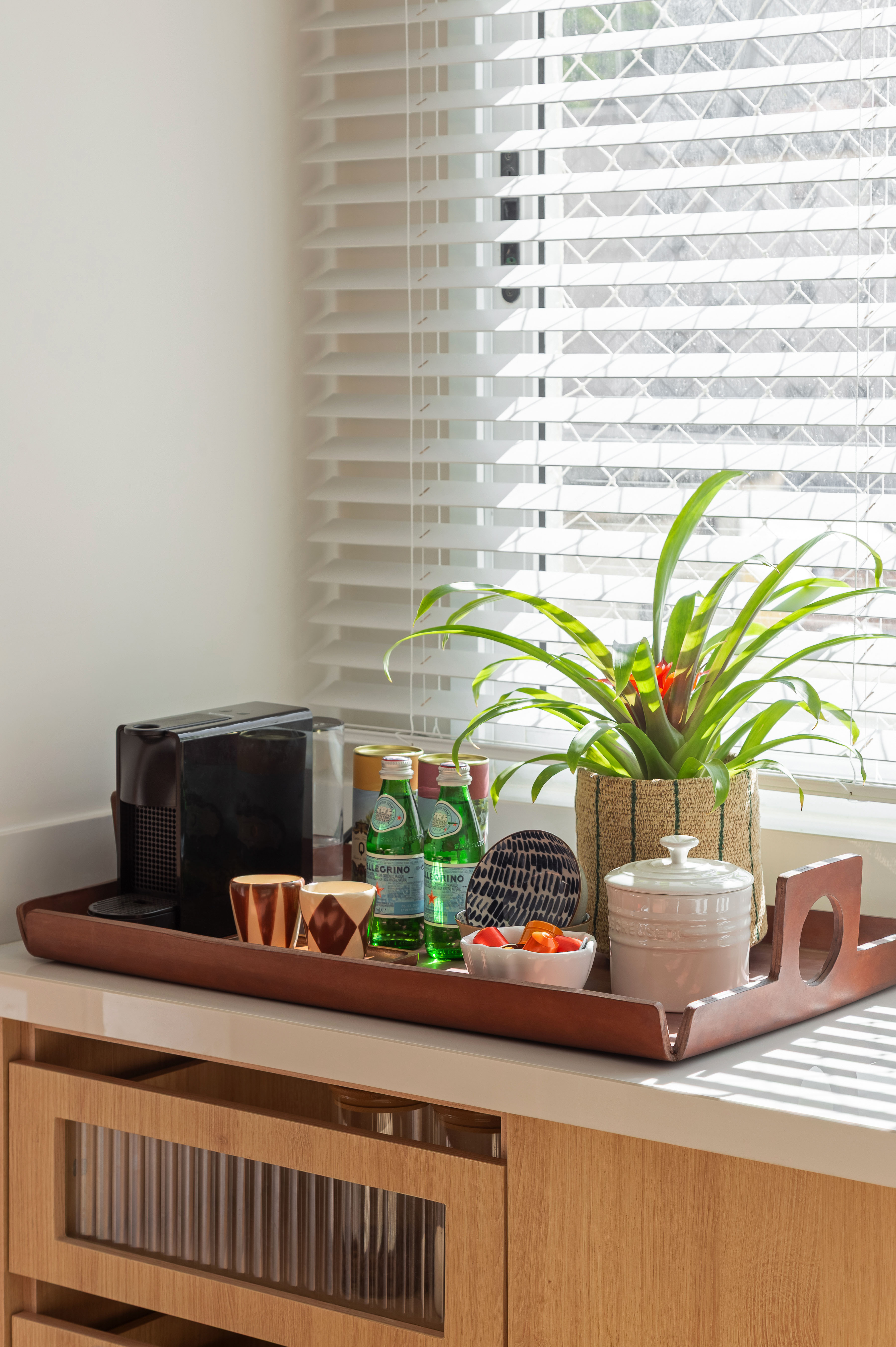 Tons terrosos e terracota aparecem nos revestimentos e piso deste descolado apê. Projeto de SketchLab Arquitetura.