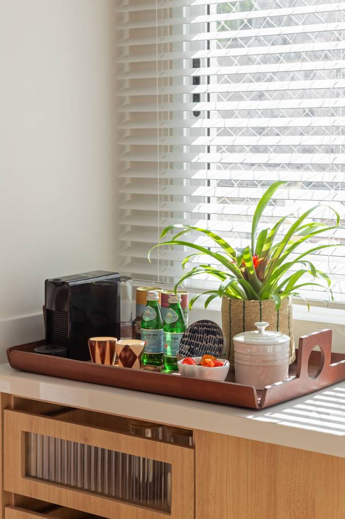 Tons terrosos e terracota aparecem nos revestimentos e piso deste descolado apê. Projeto de SketchLab Arquitetura.