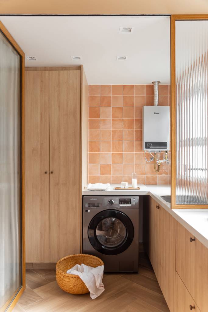 Tons terrosos e terracota aparecem nos revestimentos e piso deste descolado apê. Projeto de SketchLab Arquitetura.