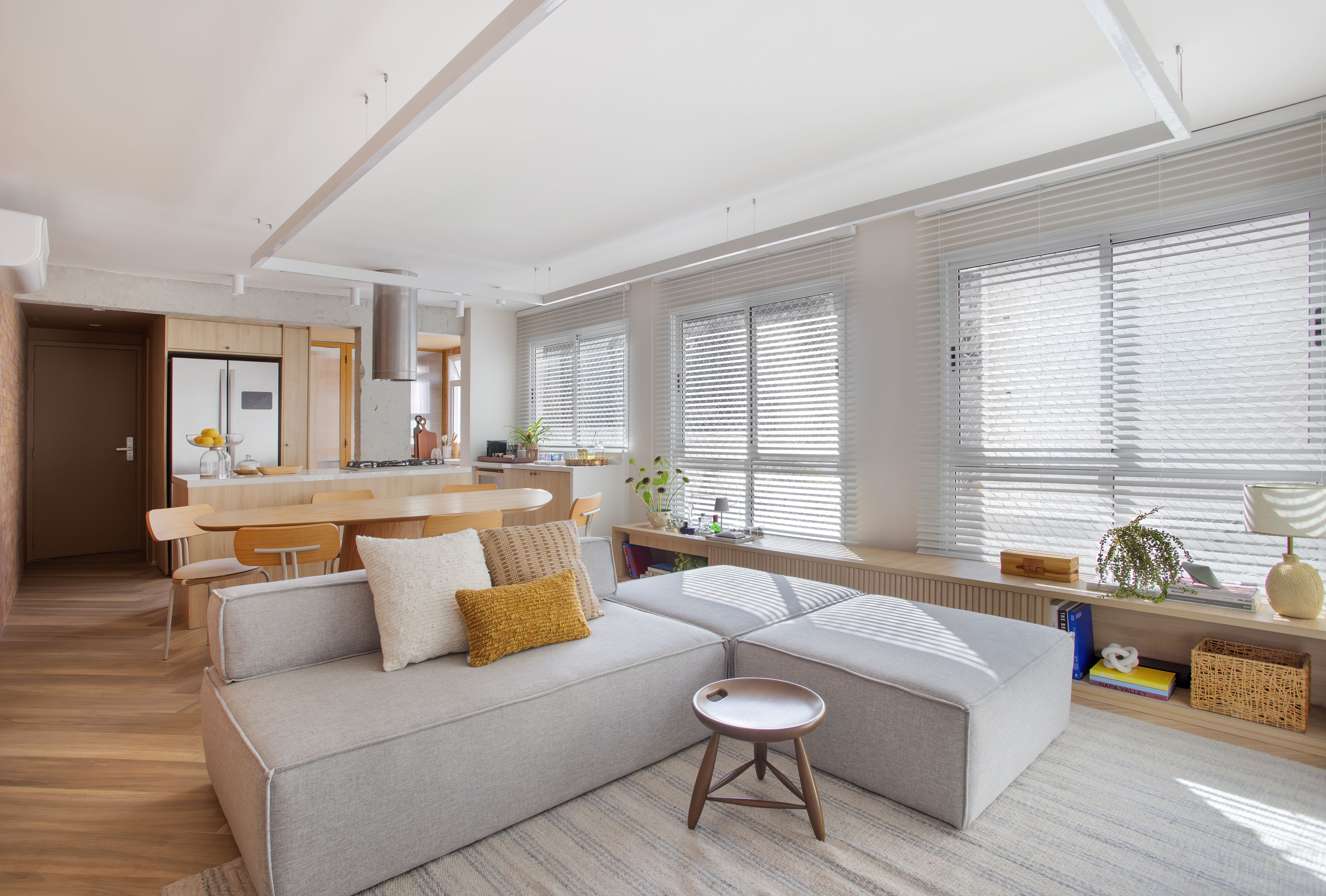 Tons terrosos e terracota aparecem nos revestimentos e piso deste descolado apê. Projeto de SketchLab Arquitetura.