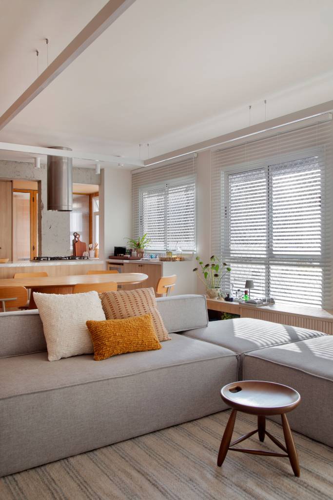 Tons terrosos e terracota aparecem nos revestimentos e piso deste descolado apê. Projeto de SketchLab Arquitetura.