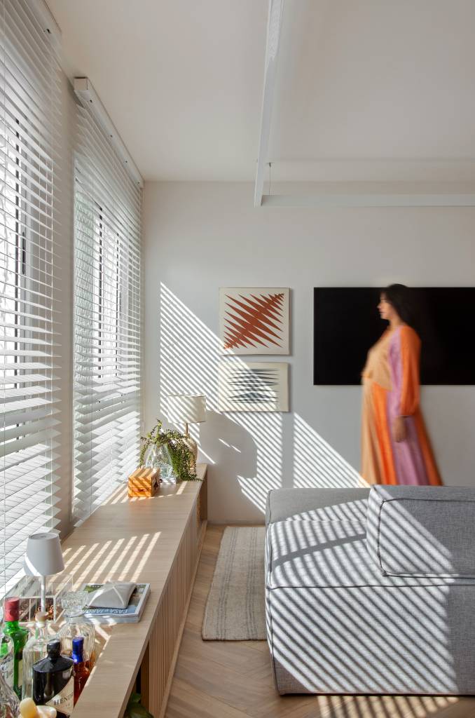 Tons terrosos e terracota aparecem nos revestimentos e piso deste descolado apê. Projeto de SketchLab Arquitetura.