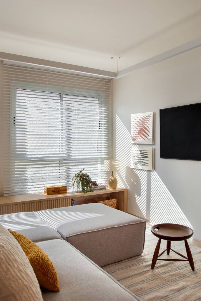 Tons terrosos e terracota aparecem nos revestimentos e piso deste descolado apê. Projeto de SketchLab Arquitetura.