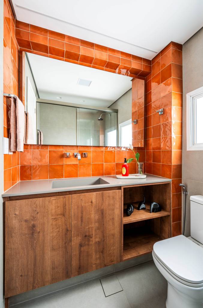 Triplex de 211 m² ganha reforma que privilegia integração e convivência. Projeto Lima Vari Arquitetos